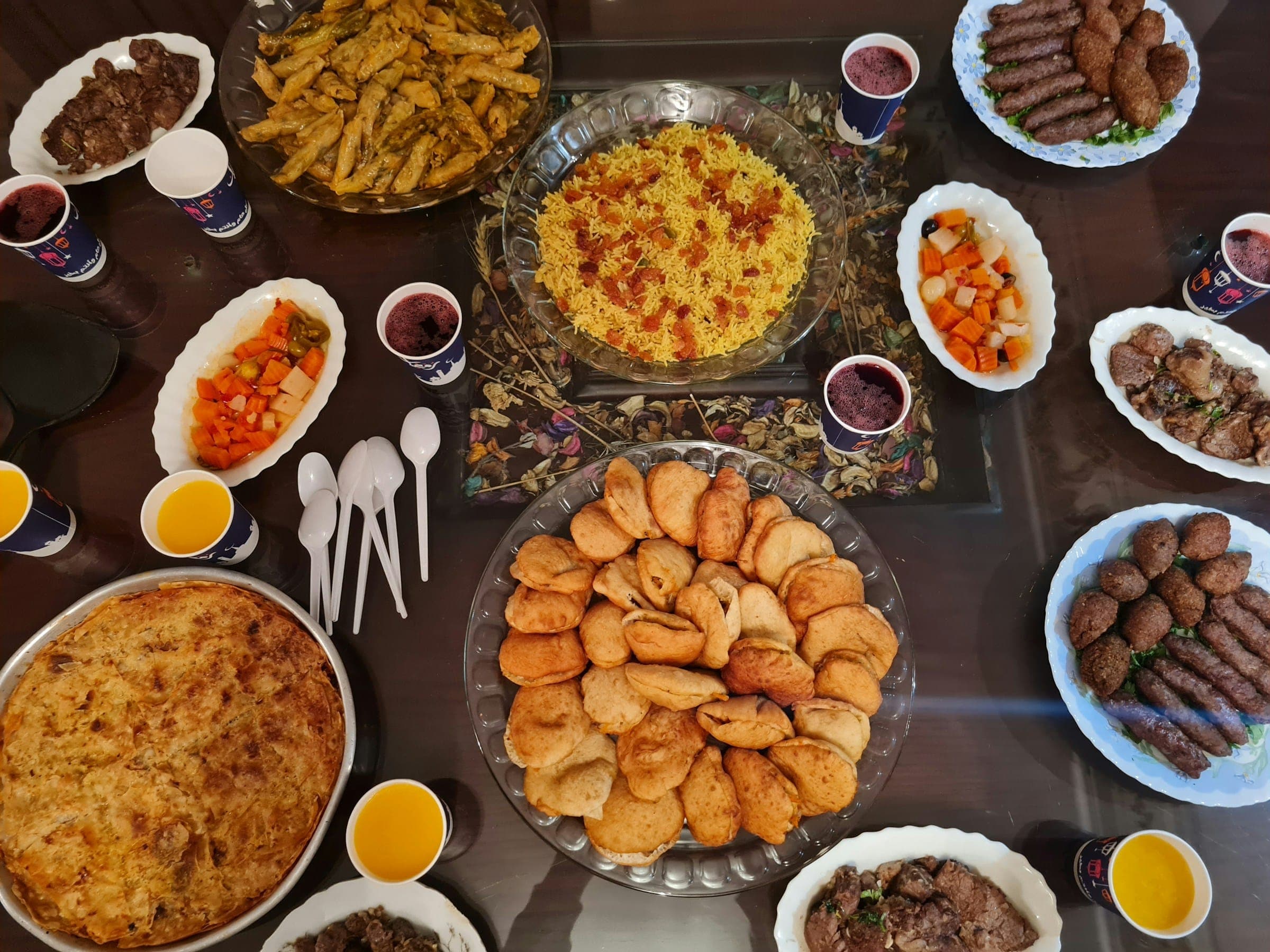 Paylaşmak üzere hazırlanmış, tabakları dizilmiş bir iftar sofrası